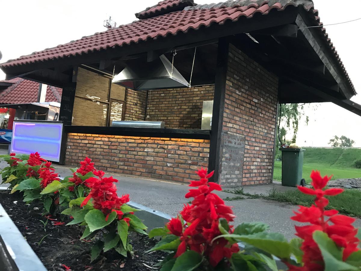 Motel Stari Hrast Markovac Ngoại thất bức ảnh