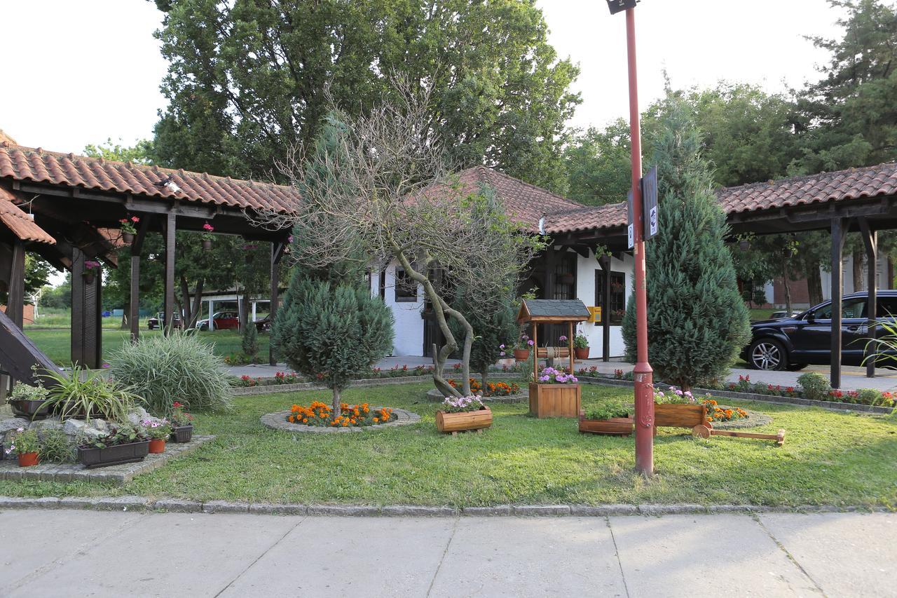 Motel Stari Hrast Markovac Ngoại thất bức ảnh