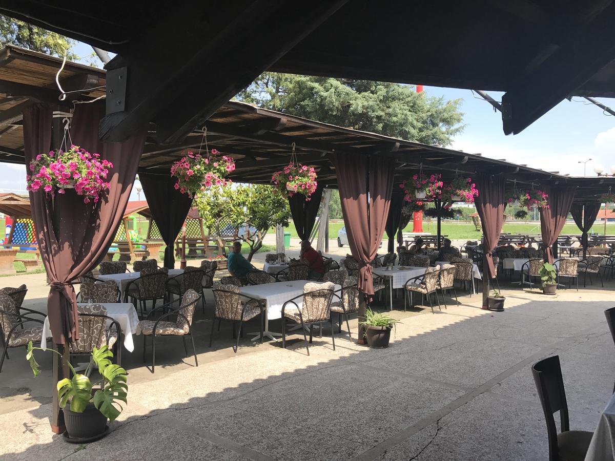 Motel Stari Hrast Markovac Ngoại thất bức ảnh