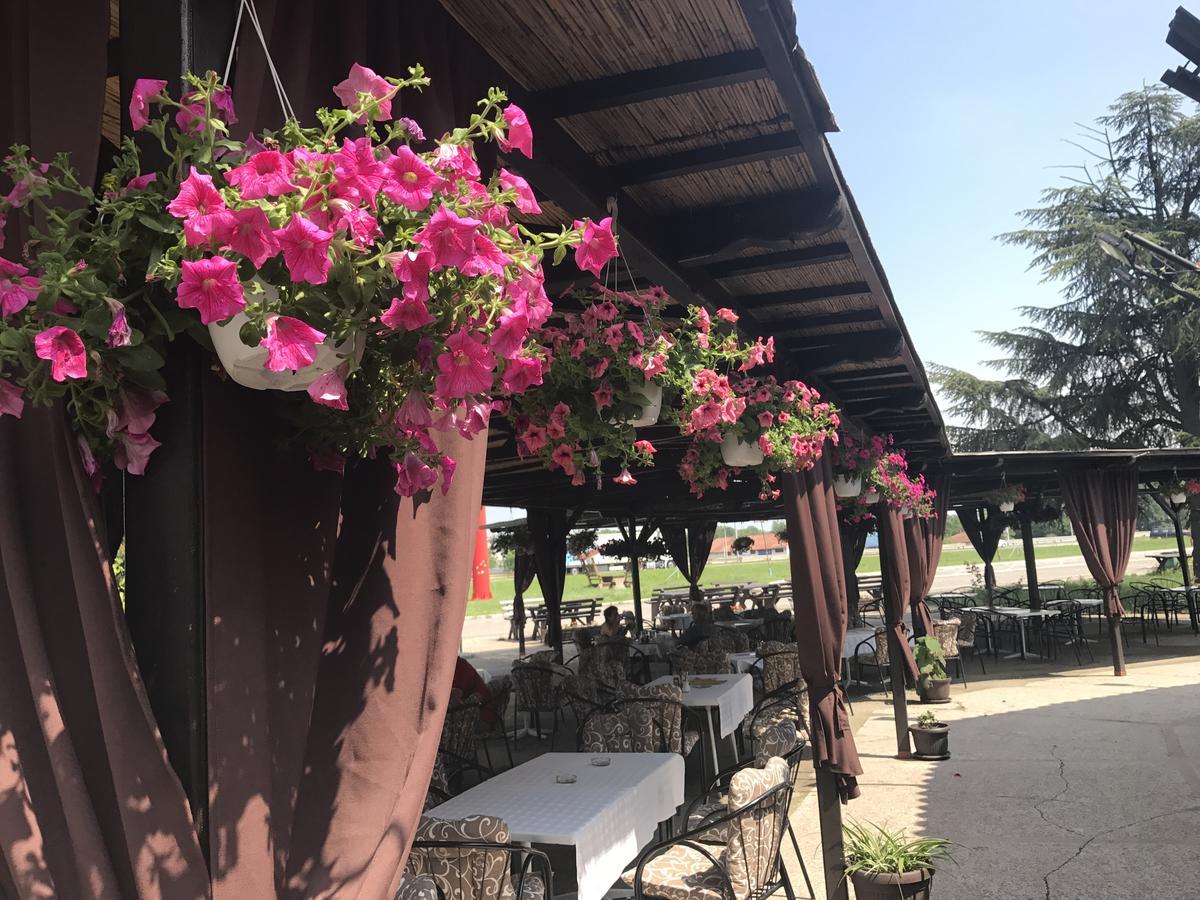 Motel Stari Hrast Markovac Ngoại thất bức ảnh