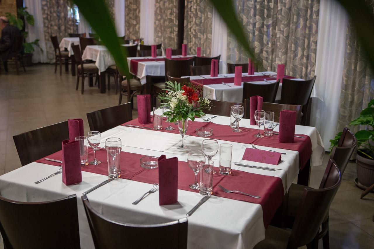 Motel Stari Hrast Markovac Ngoại thất bức ảnh